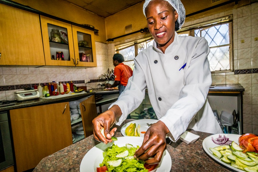 Mercy Kateleshi, sous chef preparing a salad in Jessy Chipindo’s restaurant kitchen.